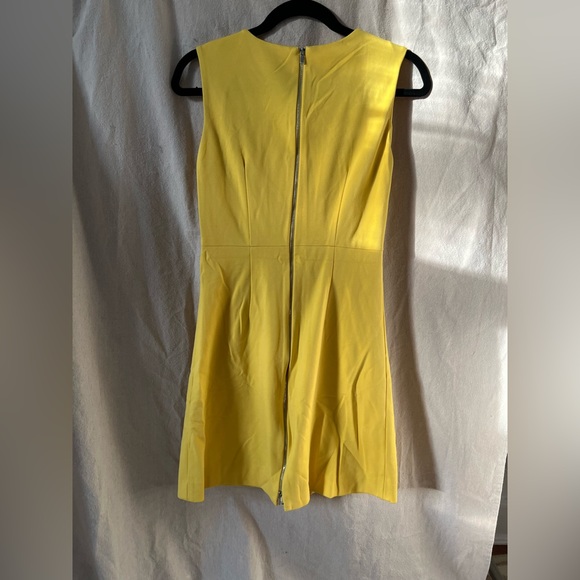 DVF yellow mini dress with pockets and back zipper closure - Picture 2 of 4